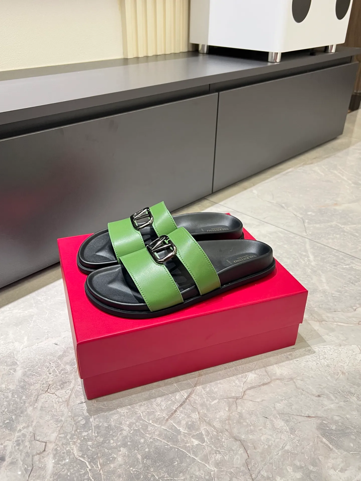 Men's shoes 💰p300 VALENTINO Men's 🧍‍♂️ Spring and summer new style metal logo flat slippers, elegant sandals, the same style worn by celebrities, original molding, imported calfskin. Rubber outsole. Soft and durable, full set of counter packaging size: 39-44 (.45.46 customized)